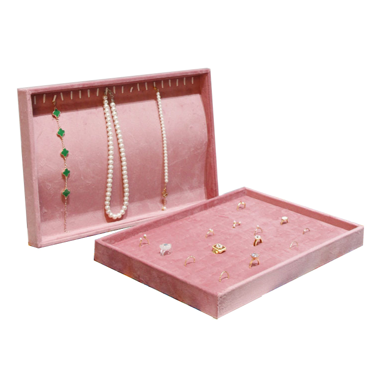 Roze fluwelen sieraden display - Jewelry And Watches Stores recensie en prijs