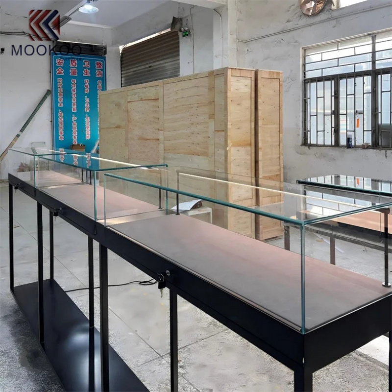 Aanpasbare glazen display met  - Jewelry And Watches Stores recensie en prijs