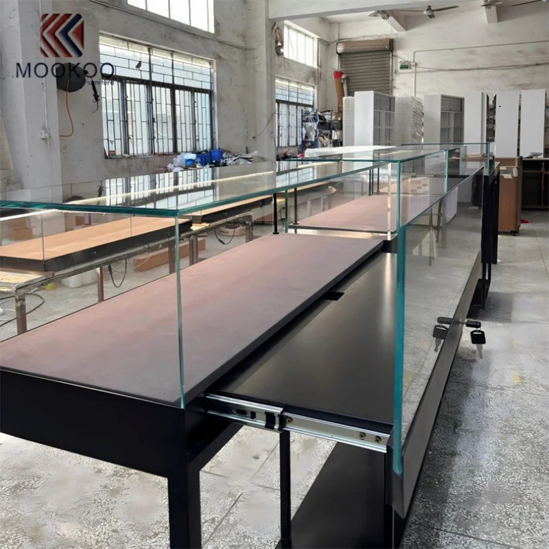 Aanpasbare glazen display met  - Jewelry And Watches Stores recensie en prijs