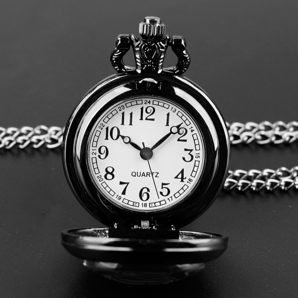 Zwarte kat kijkt naar glazen k - Jewelry Watches For Kids recensie en prijs